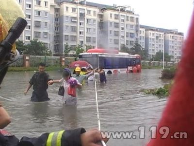 公交車陷齊腰深積水 揚(yáng)州消防急救15名乘客[圖]