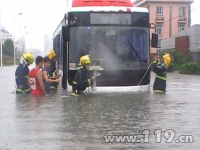 公交車陷齊腰深積水 揚(yáng)州消防急救15名乘客[圖]