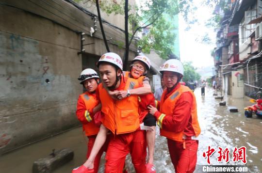 圖為消防官兵在漢陽馬滄湖小區(qū)營救一名被困老人。李國柱攝