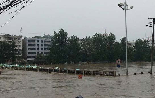 金堂洪水水位緩慢上漲 已漫過(guò)老縣城平安橋(圖)