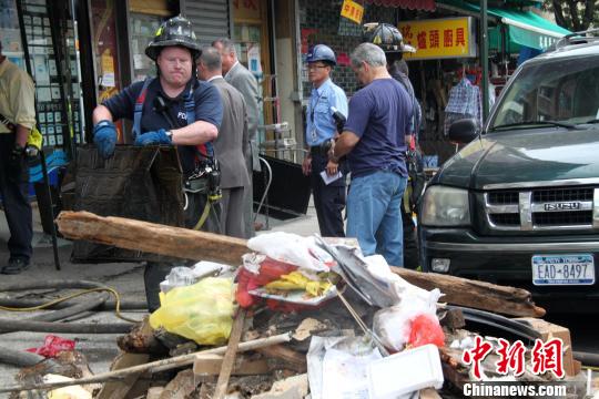 紐約唐人街華人商鋪區(qū)爆炸起火消防員緊張清理現(xiàn)場(chǎng)