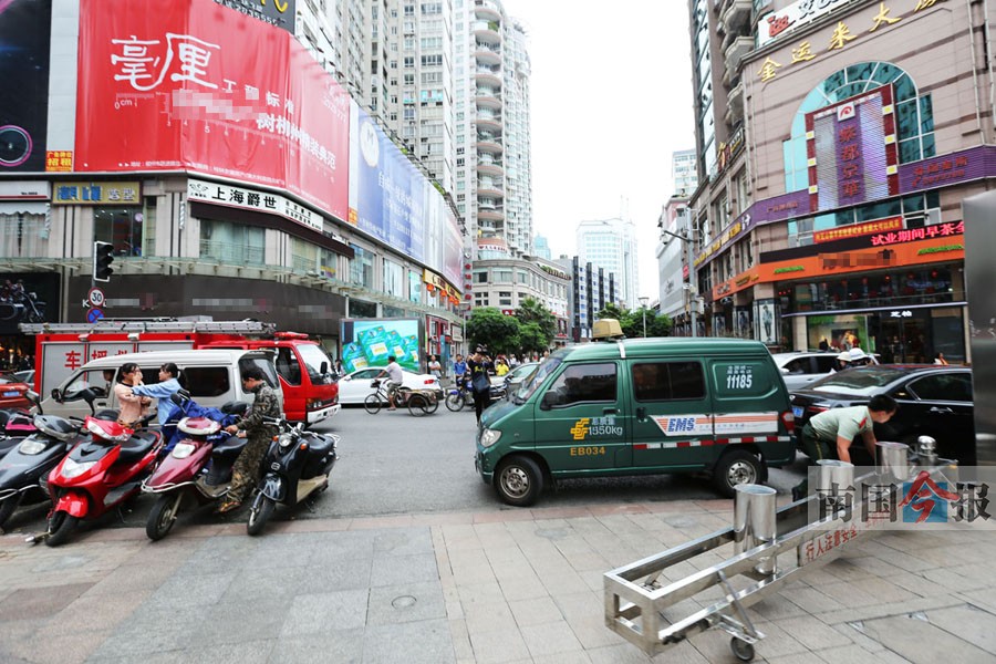 柳州五星街消防實(shí)戰(zhàn)演練 亂停車擋住消防車(圖)