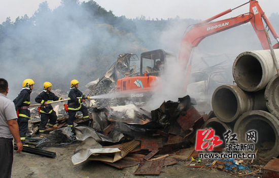 起火的是張家界碧桂園鳳凰酒店在建工地彩塑鋼板房。圖/滾動新聞通訊員