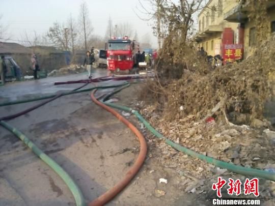 隴海鐵路沿線一木門廠失火撲救8小時止住明火