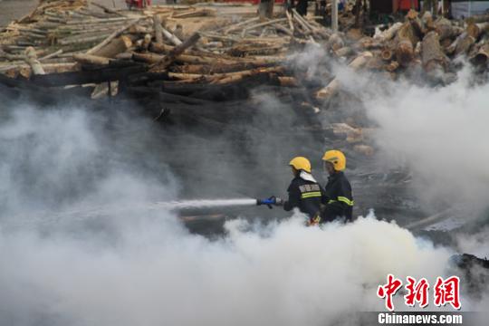 圖為新疆塔城消防人員正在用水槍滅火。 馬振彪 攝