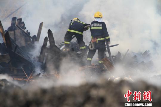 圖為新疆塔城消防人員正在用水槍滅火。 馬振彪 攝