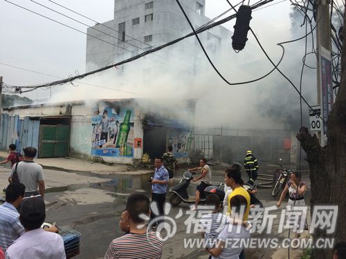 晉安區(qū)西園村西鳳路一食雜店突發(fā)大火 導(dǎo)致附近片區(qū)停電