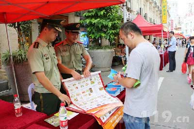 宣傳人員向過路群眾和游客發(fā)放《消防安全常識二十條》