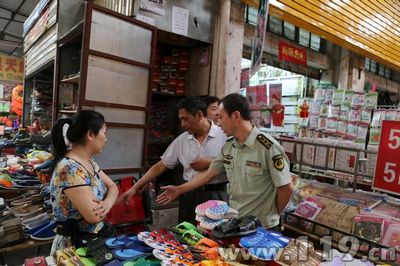 消防人員研究消火栓布點設(shè)置