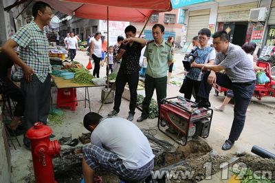 市場內(nèi)部第一臺消火栓安裝  