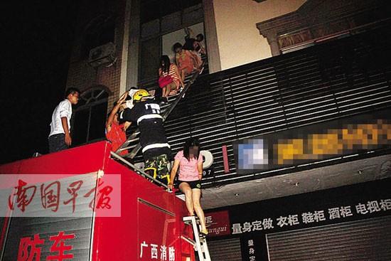 廣西北流市二環(huán)西路一棟自建房突發(fā)大火 14人被困