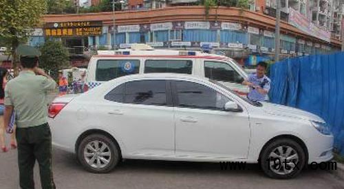 執(zhí)法人員對(duì)違規(guī)車輛進(jìn)行處理