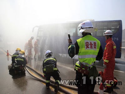 消防隊員正在破拆變形客車營救被困人員