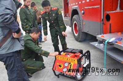 官兵們熟悉車輛隨車器材