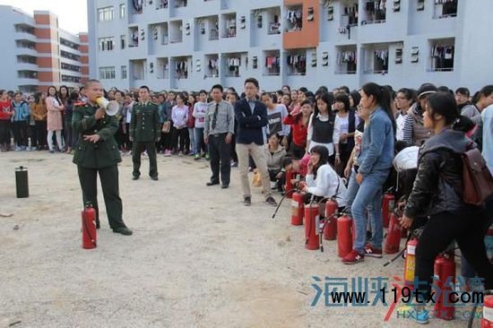 消防官兵組織幼兒師范高等學(xué)校師生開展油盆滅火演練