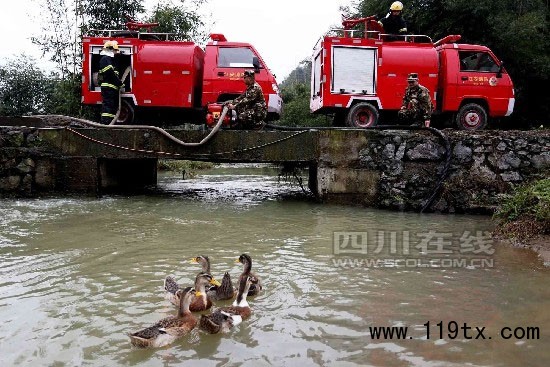 消防隊員用手抬機(jī)動泵為微型消防車供水