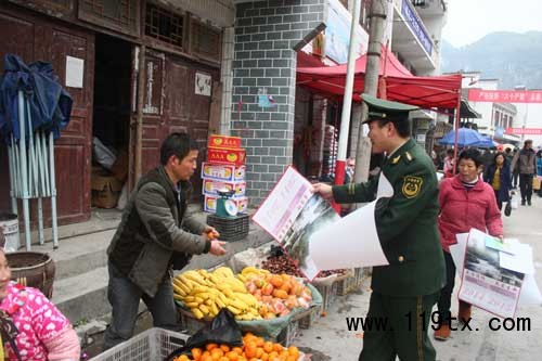 消防官兵走上街頭宣傳消防常識