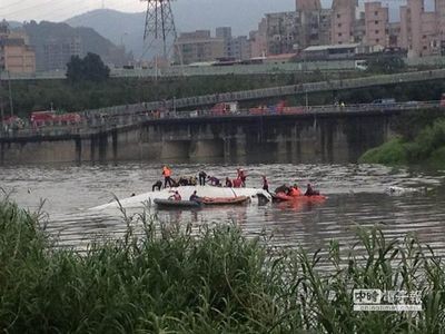 復(fù)興客機(jī)墜河：臺北消防局將出動吊車把機(jī)身拉上岸