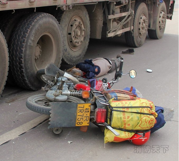 春運(yùn)騎摩托返鄉(xiāng)大軍連發(fā)車(chē)禍