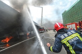 長株潭三地消防在株洲開展跨區(qū)域滅火救援演習