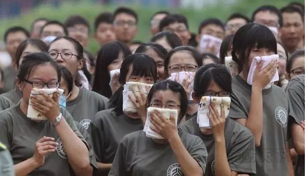 北京大學(xué)軍訓(xùn)新生消防逃生滅火演練