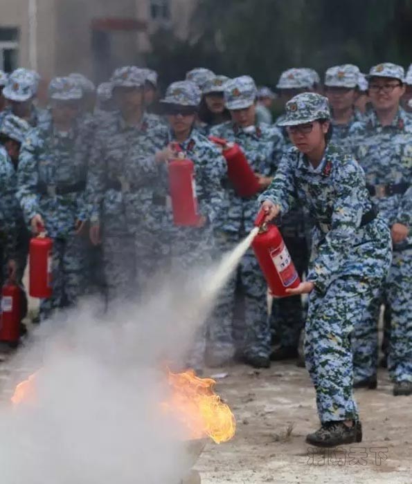 北京大學(xué)軍訓(xùn)新生消防逃生滅火演練