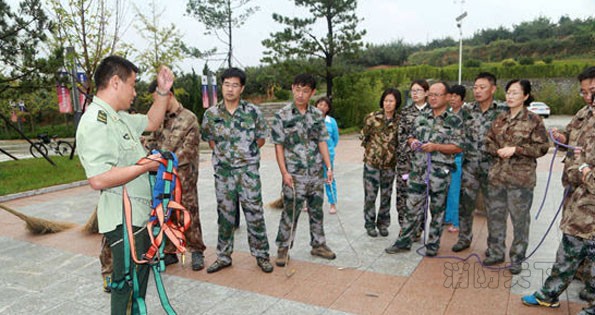 消防民警講解各類消防設(shè)備技能