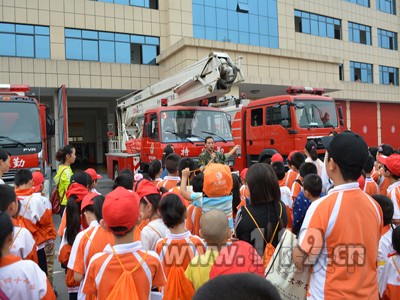 圖為講解員為小記者講解消防車