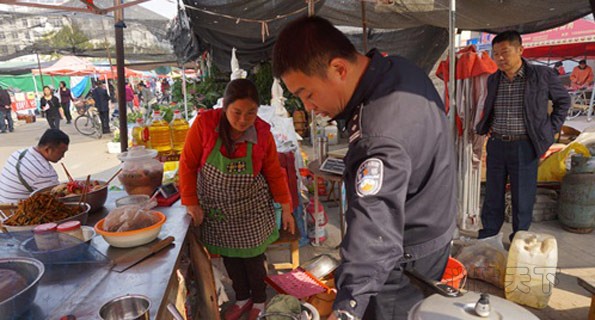 消防民警檢查經(jīng)營業(yè)主液化氣瓶體