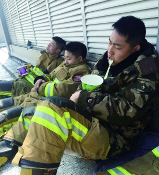 奮戰(zhàn)一夜后，消防戰(zhàn)士郭武警手捧泡面睡著了