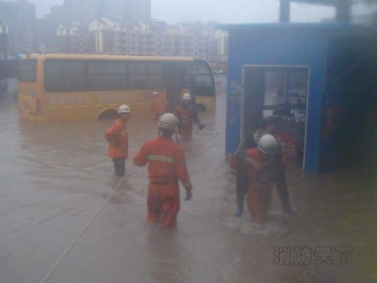 強降雨致校車熄火 湖北黃石消防轉(zhuǎn)移40余名學(xué)生