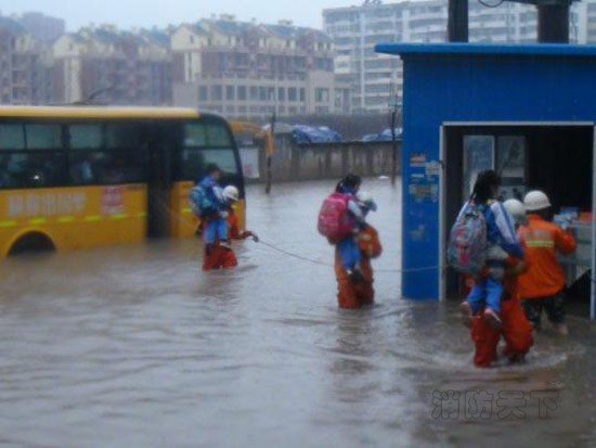 強降雨致校車熄火 湖北黃石消防轉(zhuǎn)移40余名學(xué)生