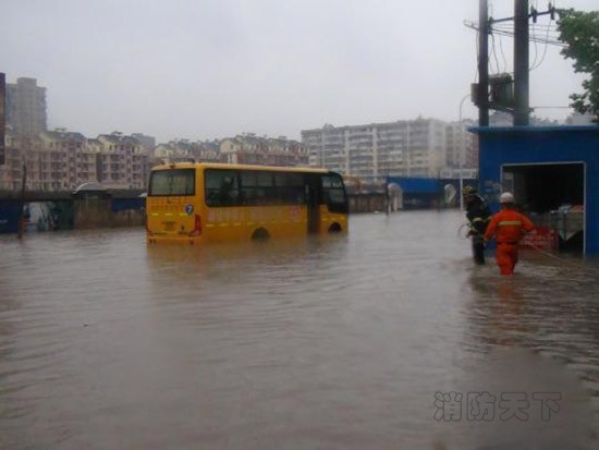 強降雨致校車熄火 湖北黃石消防轉(zhuǎn)移40余名學(xué)生