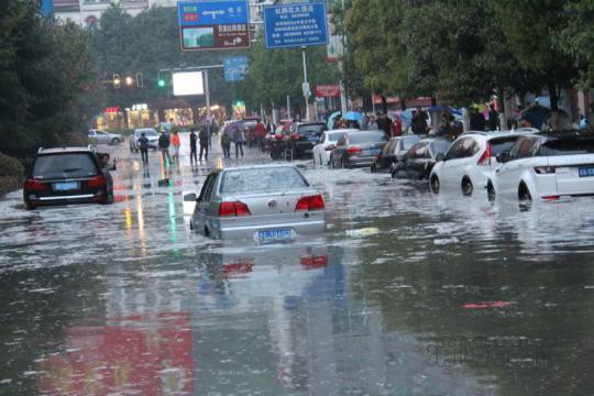 突降的暴雨導(dǎo)致黔西縣城道路水位暴漲